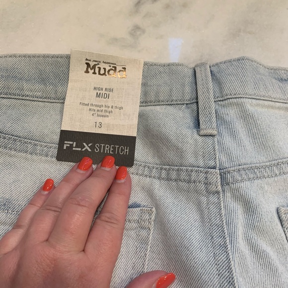 Miss Distressed Midi Shorts - Picture 3 of 4